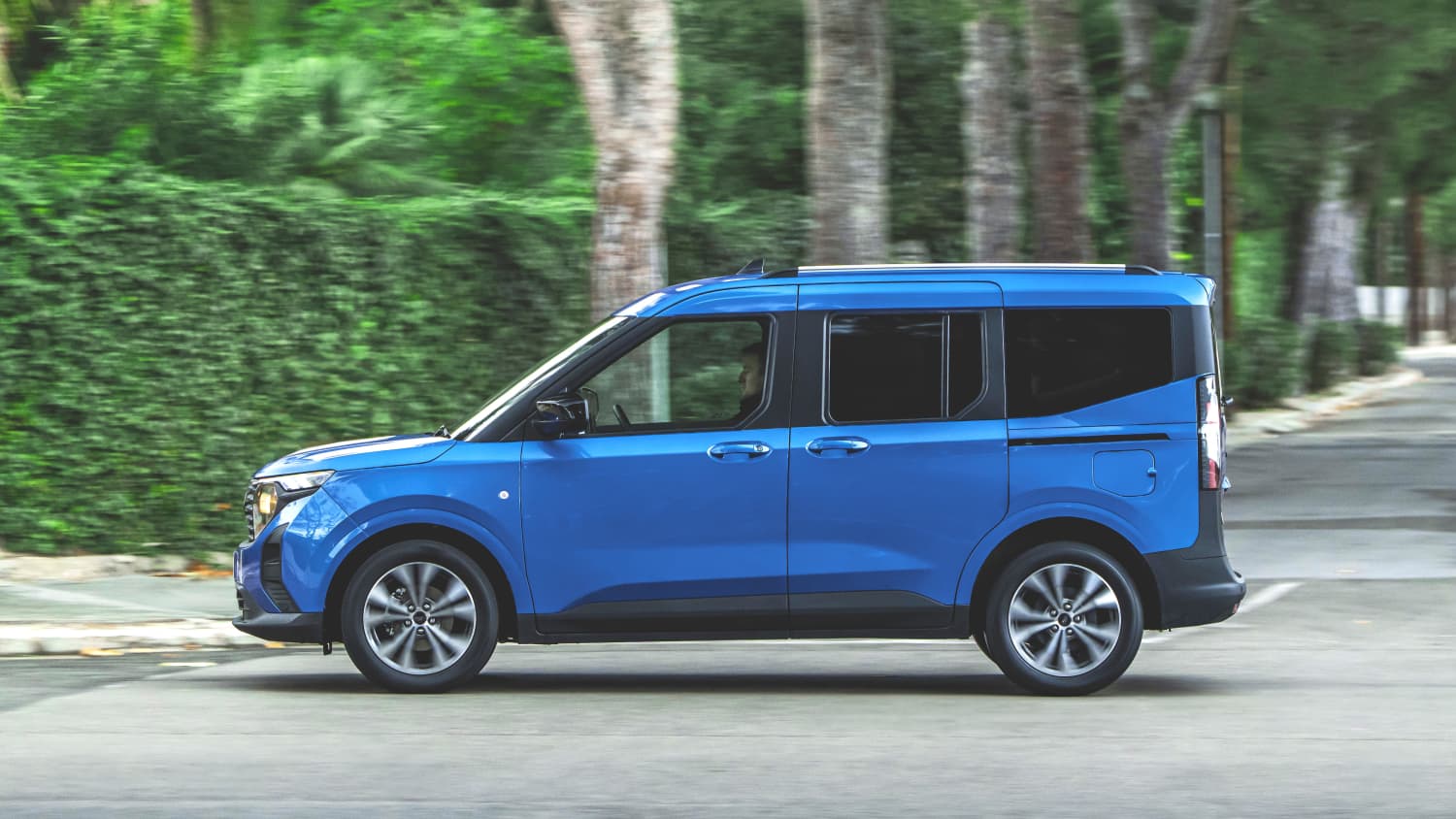 Seitenansicht eines fahrenden Ford Tourneo Courier