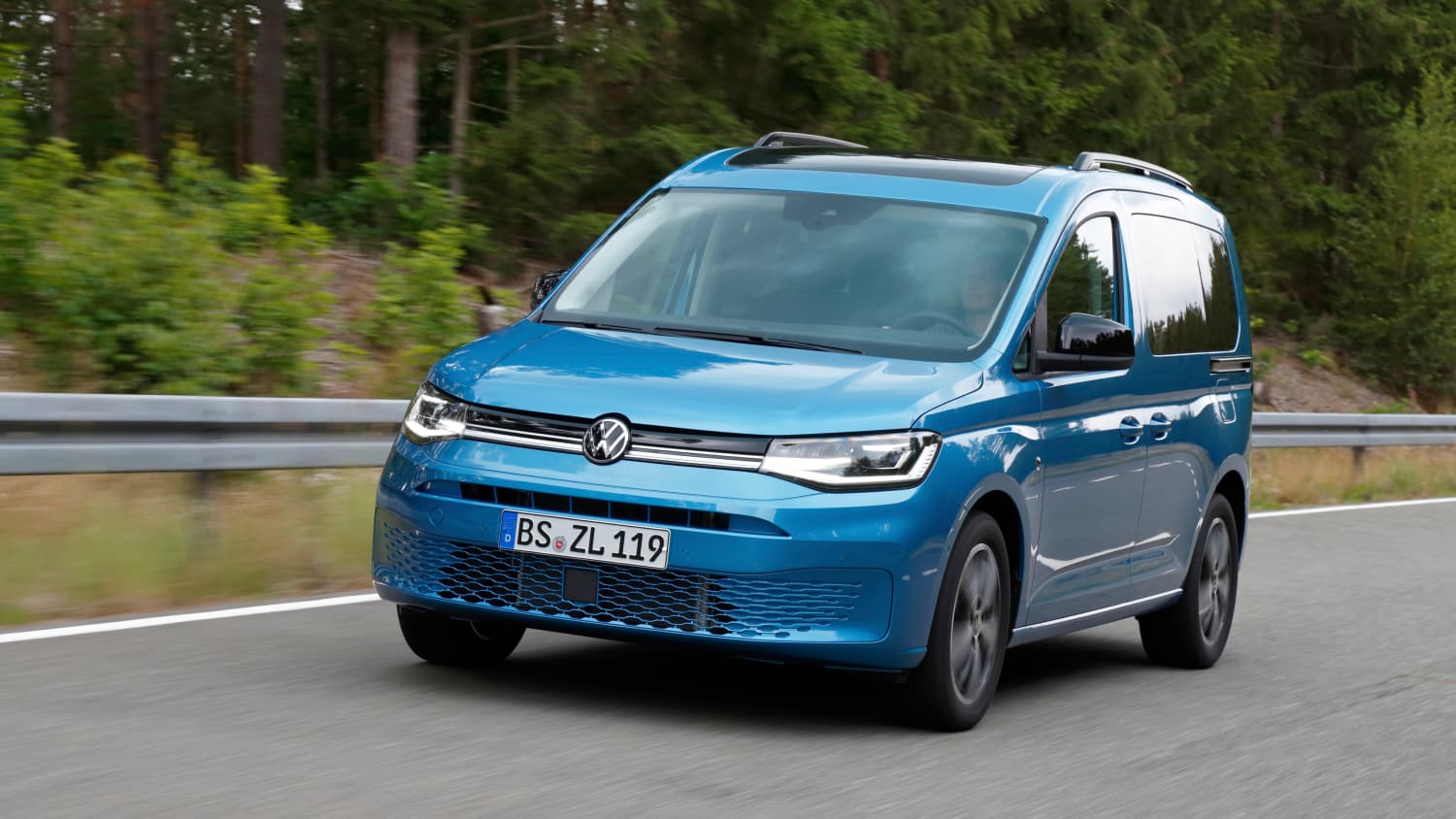 Frontansicht eines fahrenden VW Caddy