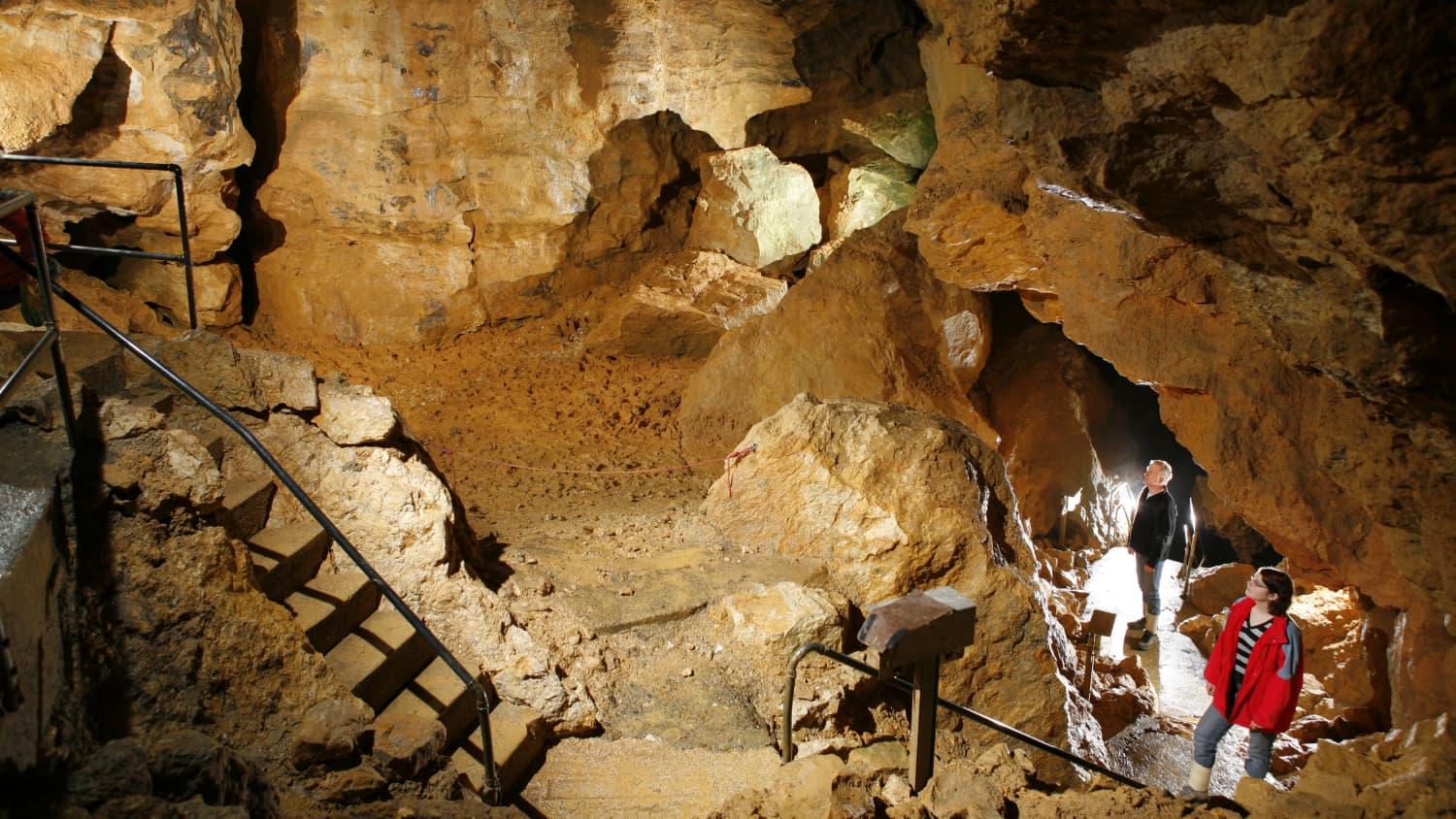 Besucher in einer beleuchteten Grotte der Laichinger Tiefenhöhle