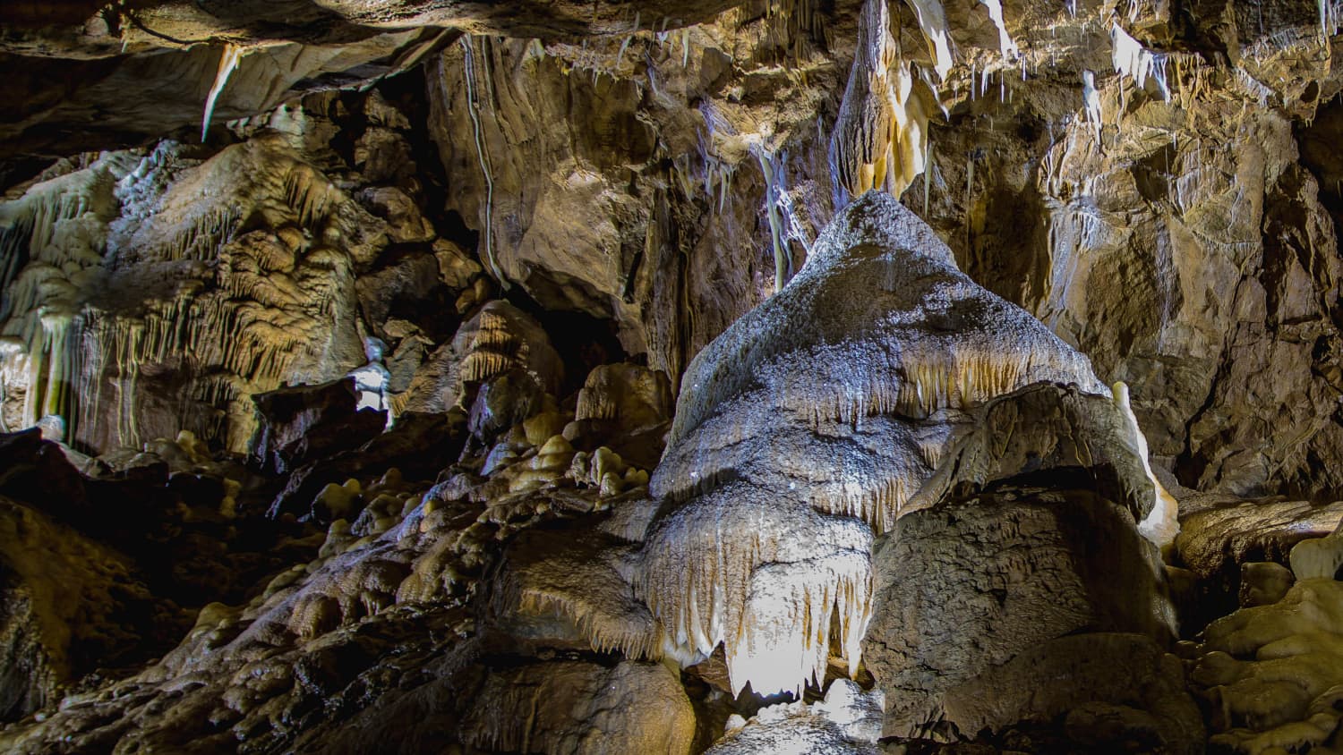 Beleuchtete Knöpfchenhalle in der Schauhöhle Breitscheid