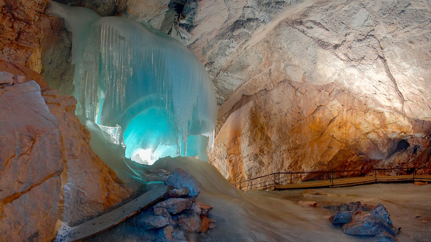 Eine Innenaufnahme der Eisriesenwelt in Österreich