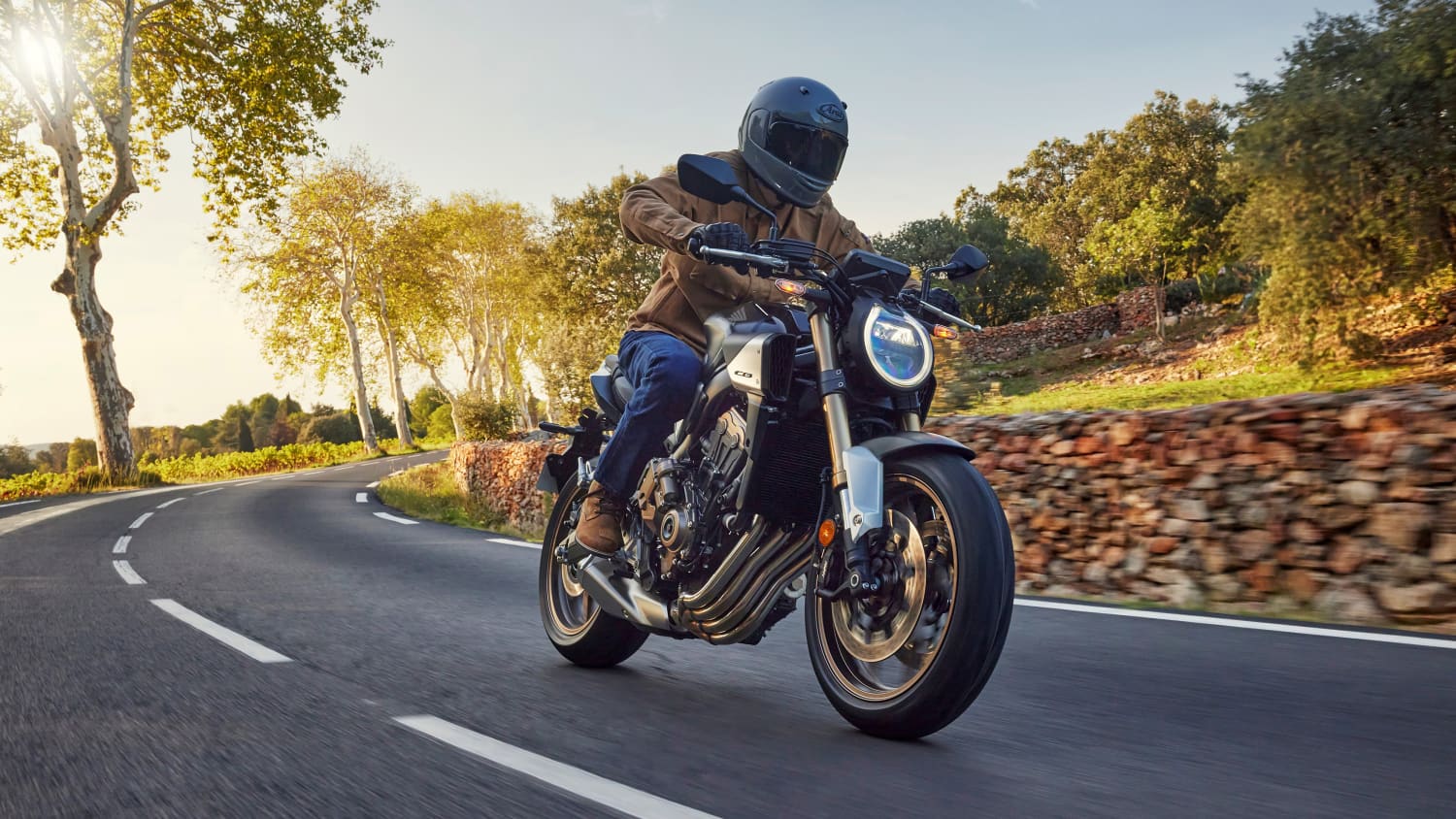Frontansicht einer fahrenden Honda CB650R