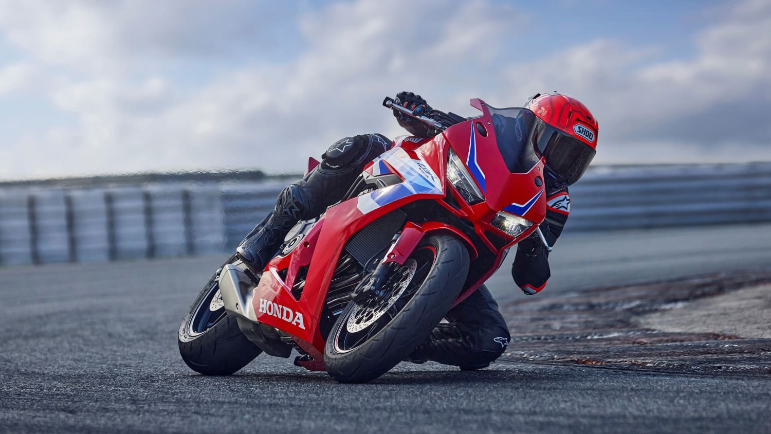 Frontansicht einer fahrenden Honda CBR650R
