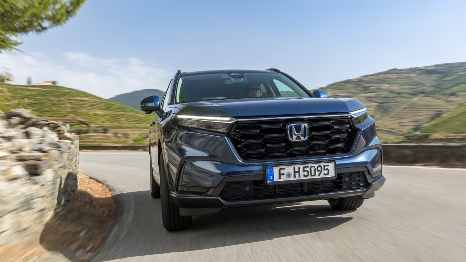 Frontansicht eines fahrenden Honda CR-V