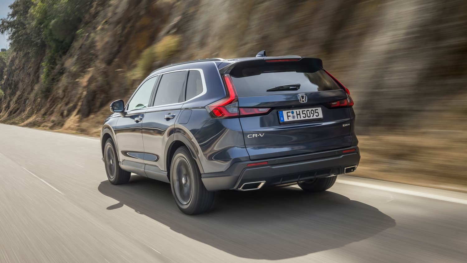 Heckansicht eines fahrenden Honda CR-V