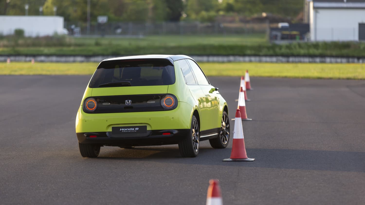 Das kleine Elektroauto von Honda heisst Honda-e, hier auf der Teststrecke