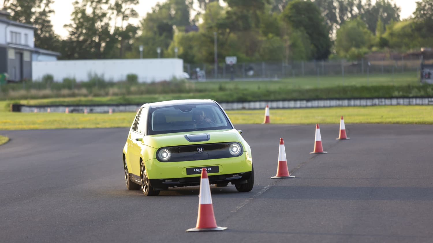 Das kleine Elektroauto von Honda heisst Honda-e, hier auf der Teststrecke