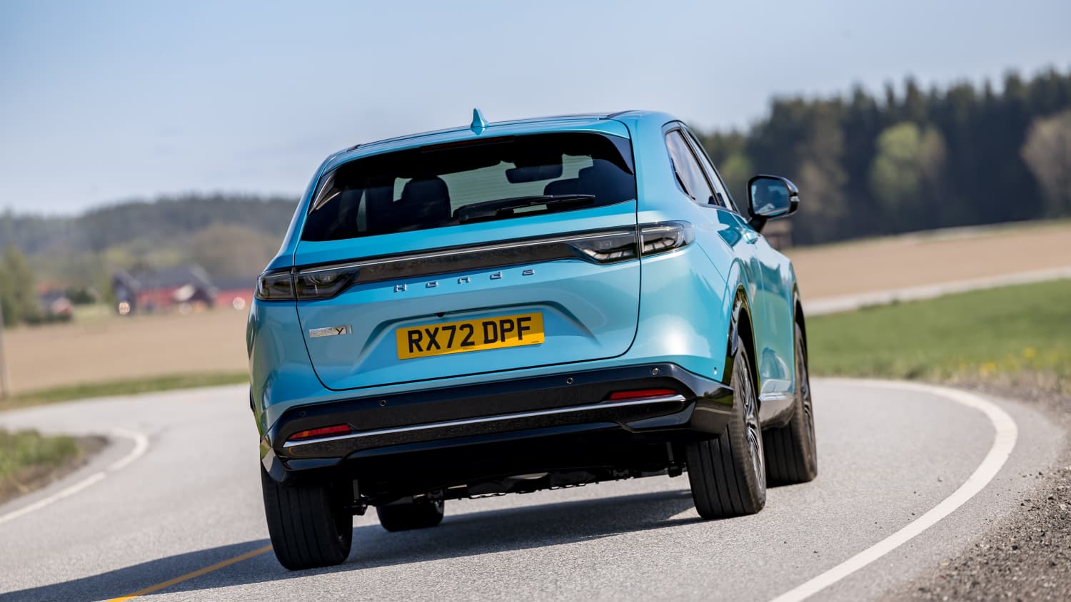 Heckansicht eines fahrenden Honda e:NY1