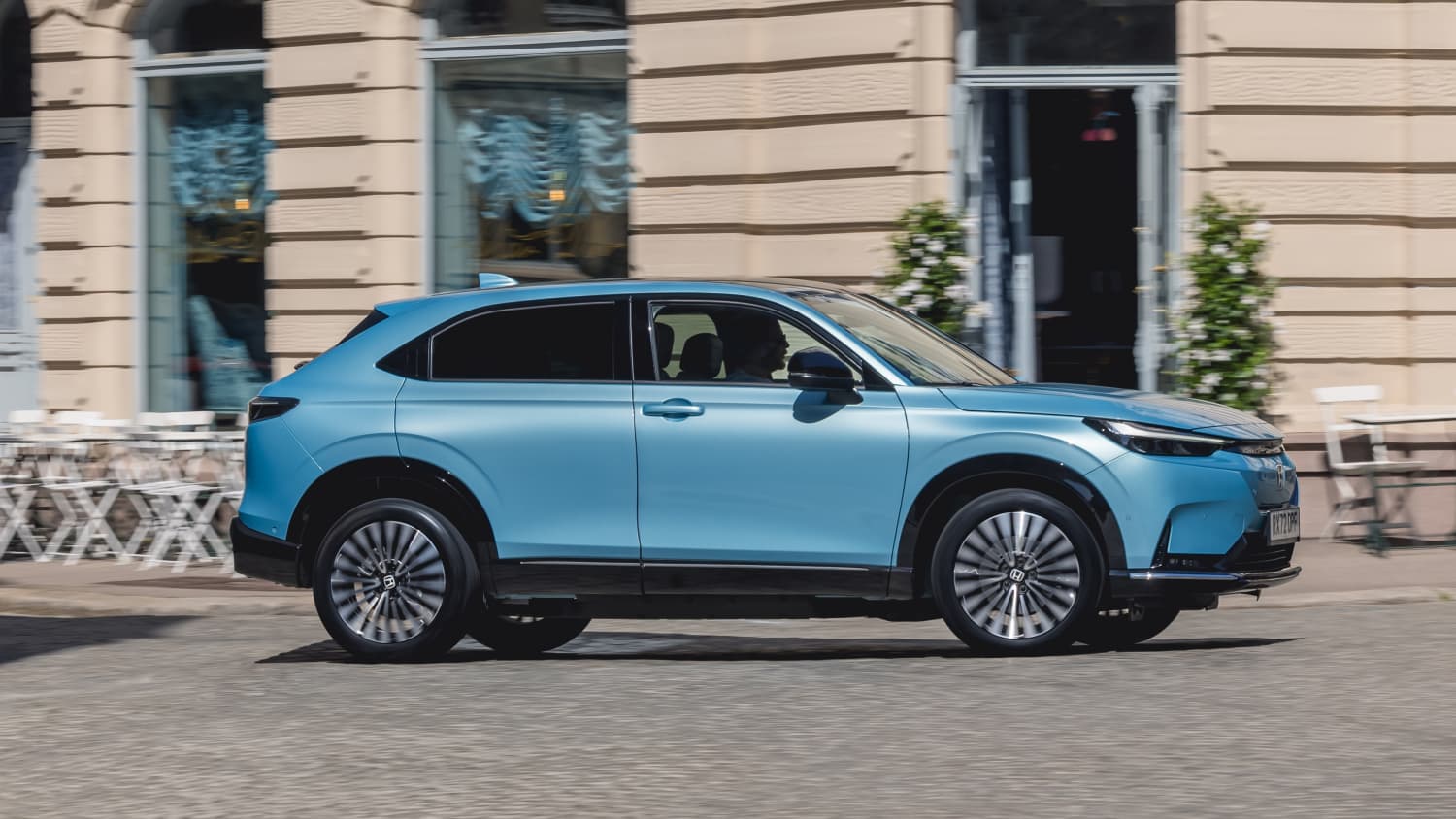 Seitenansicht eines fahrenden Honda e:NY1