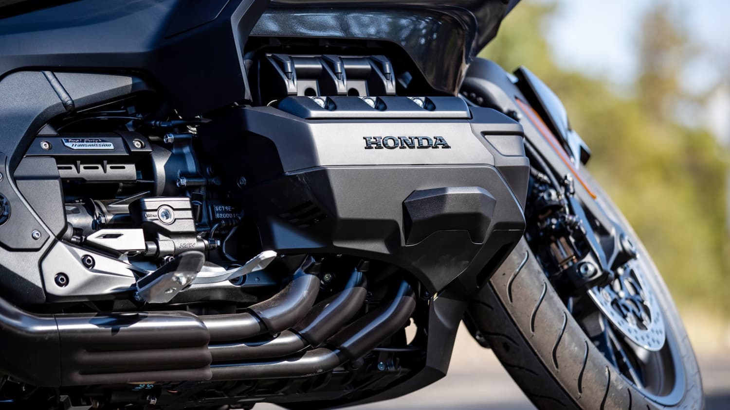 Detailaufnahme von Motor und Auspuff der neuen Honda Goldwing GL 1800