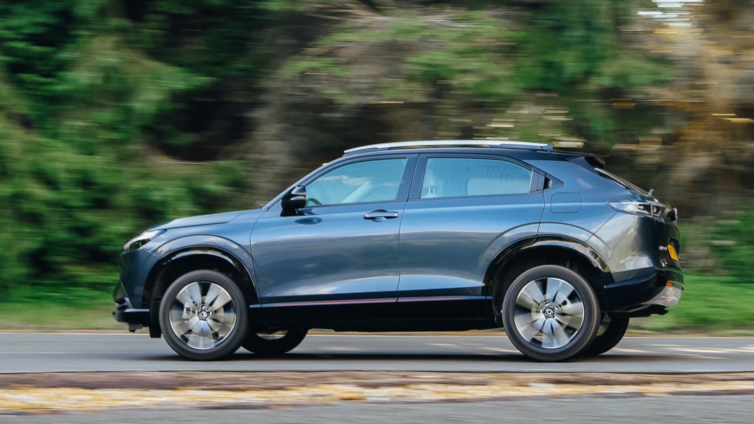 Der Honda HR V E fahrend, auf einer Strasse, von der Seite fotografiert
