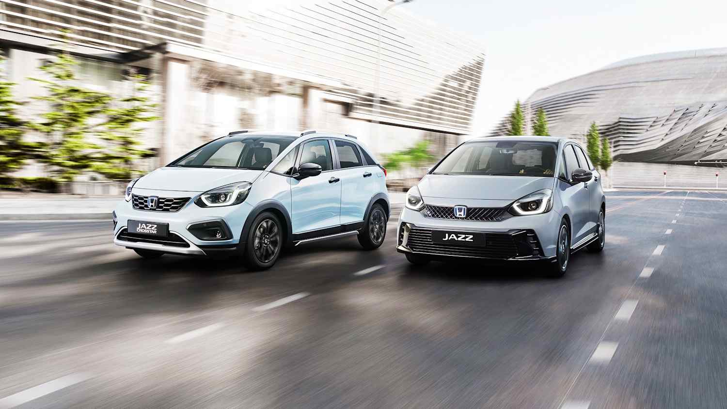 Zwei Honda Jazz die nebeneinander auf der