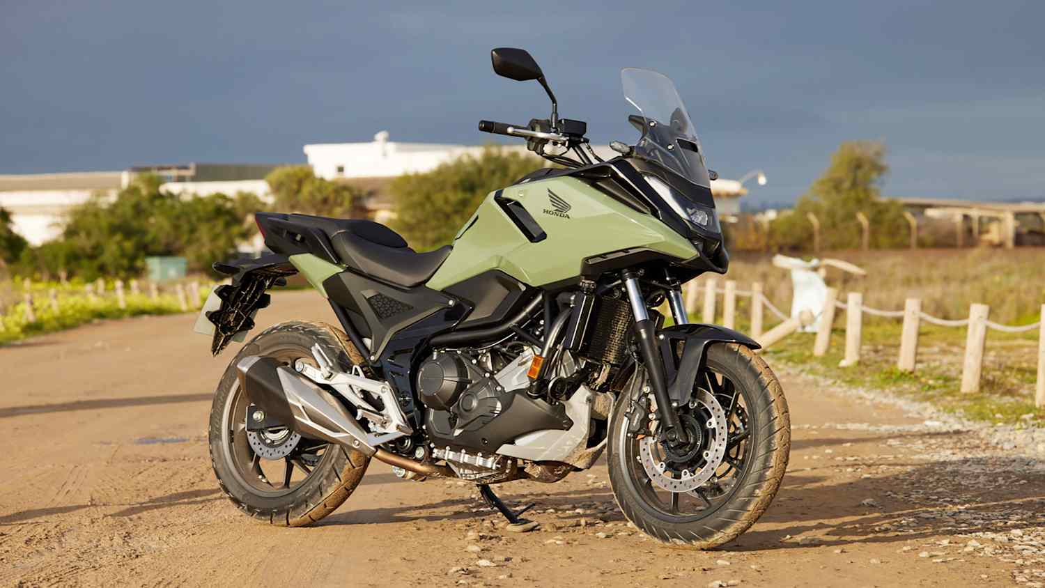 Die Honda NC750X DCT stehend von der Seite zu sehen