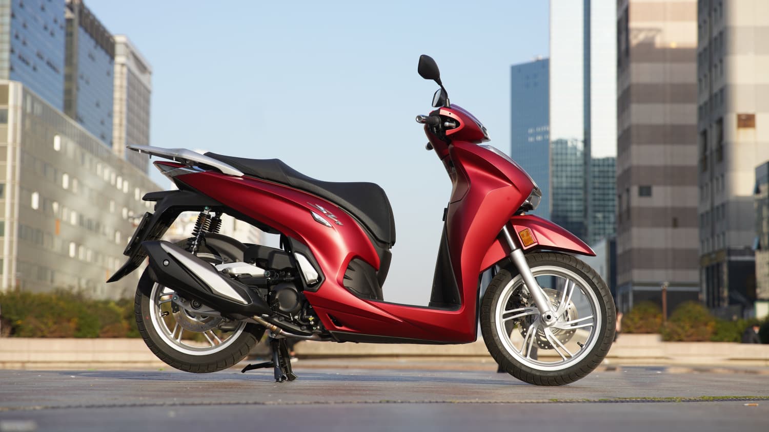 Die Honda SH 350i in rot
