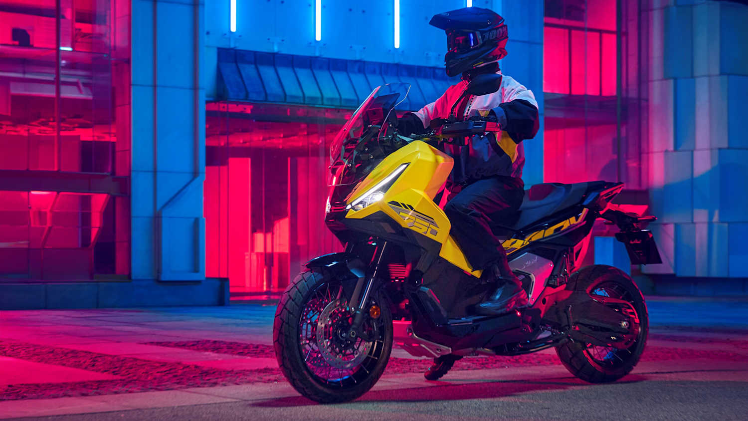 ein Mann sitzt auf einer Honda X-ADV