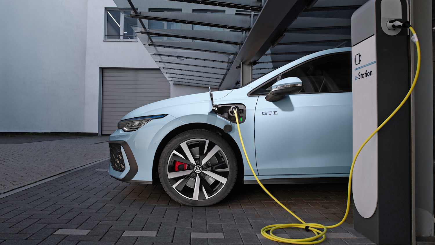 Seitenansicht eines VW Golf GTE an einer Ladesäule