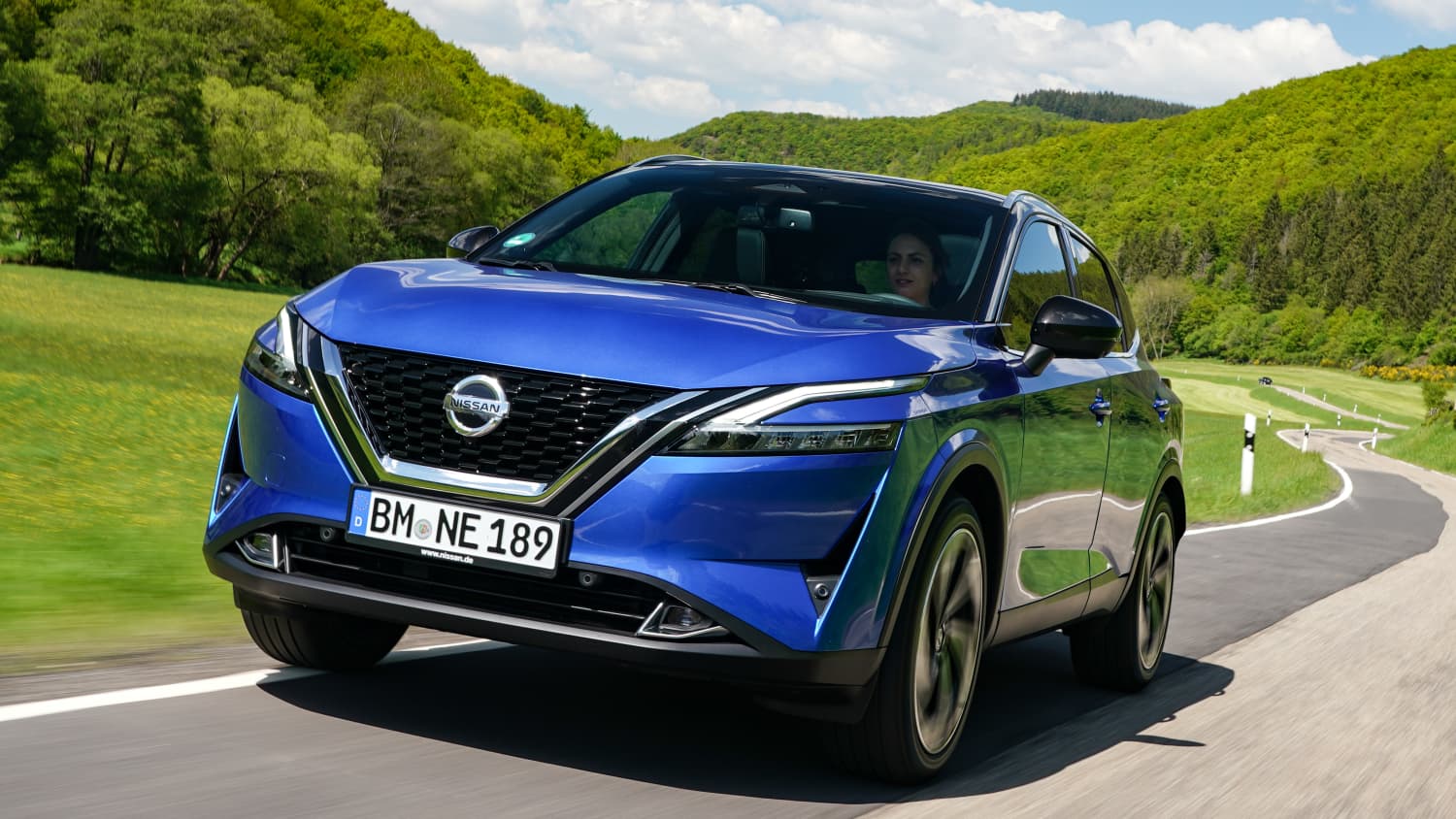 Ein Nissan Qashqai frontal fahren auf einer Staße