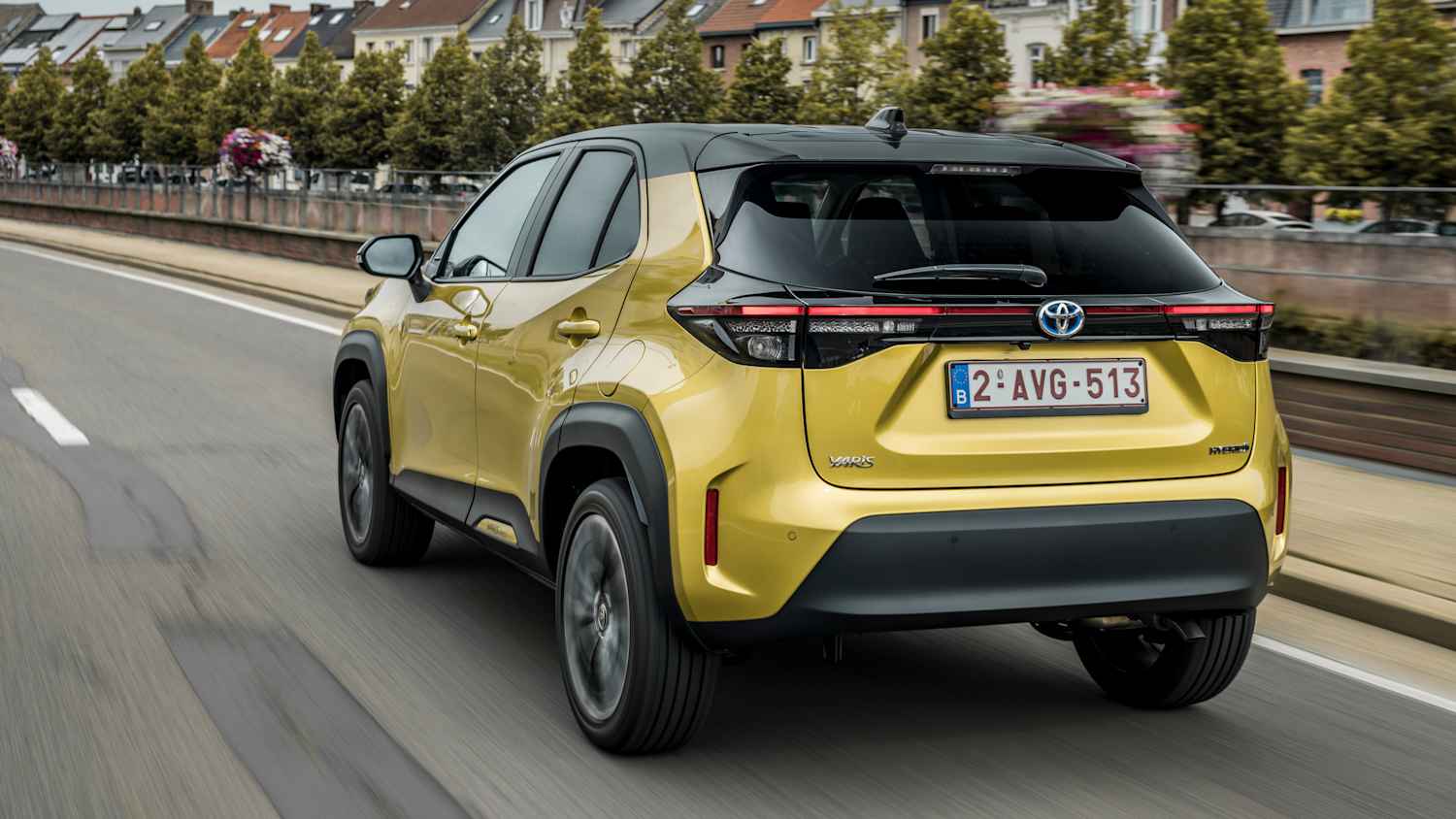Ein Toyota Yaris fahrend von hinten auf einer Straße
