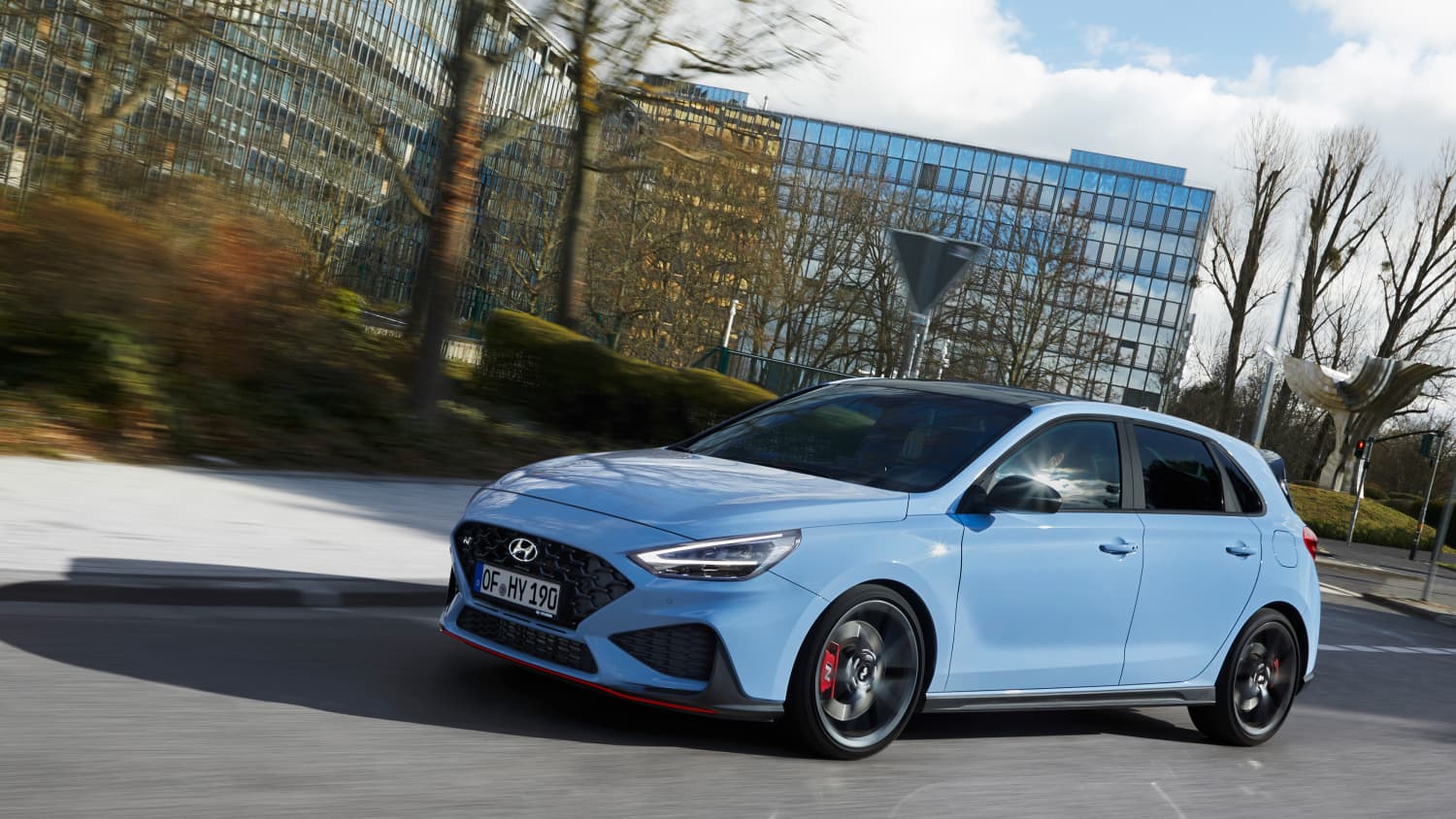 Ein hellblauer Hyundai i30 N Performance fährt auf einer Straße