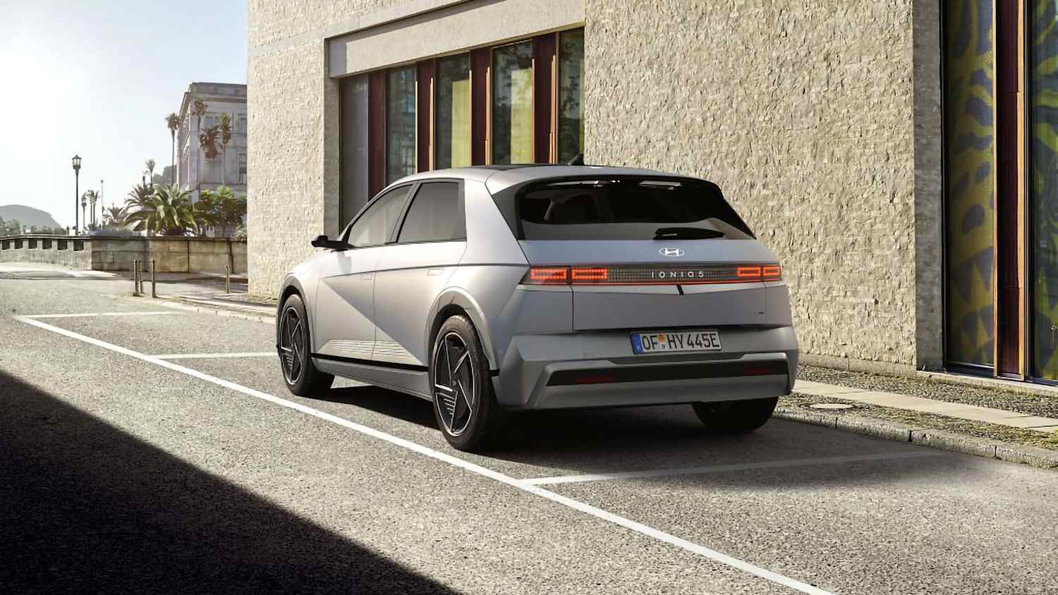 Heckansicht des auf einer Straße stehenden Hyundai Ioniq 5