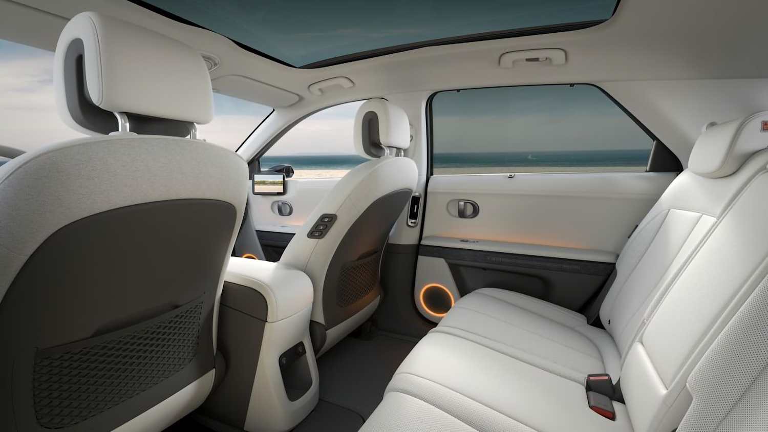 Blick auf die Rückbank und die Rückansicht des Fahrer und Beifahrersitzes des Hyundai Ioniq 5