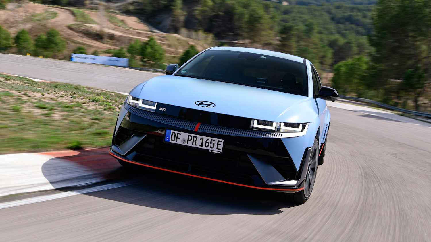Frontansicht eines Hyundai Ioniq 5 N der auf einer Rennstrecke fährt
