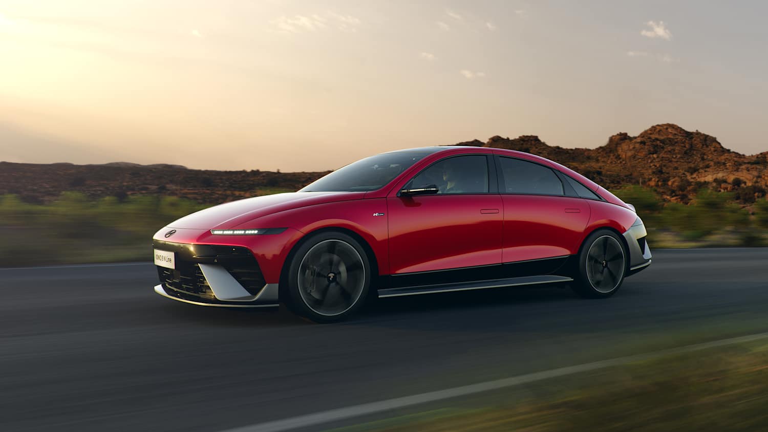Seitenansicht eines fahrenden Hyundai Ioniq 6 nach Facelift