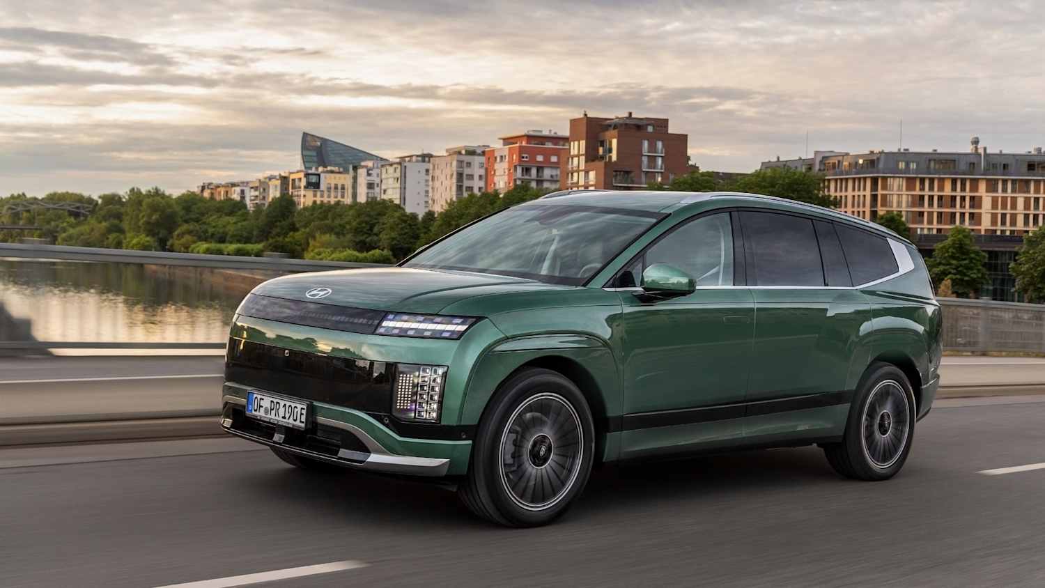 Der Hyundai Ioniq 9 fährt über eine Brücke