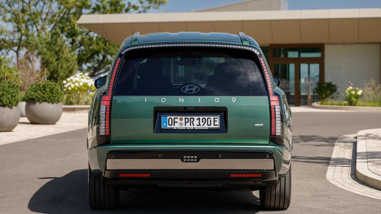 Der Hyundai Ioniq 9 steht in einer Hauseinfahrt
