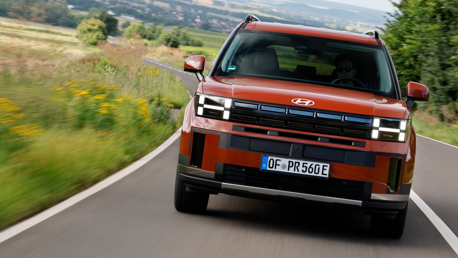 Frontansicht eines fahrenden Hyundai Santa Fe