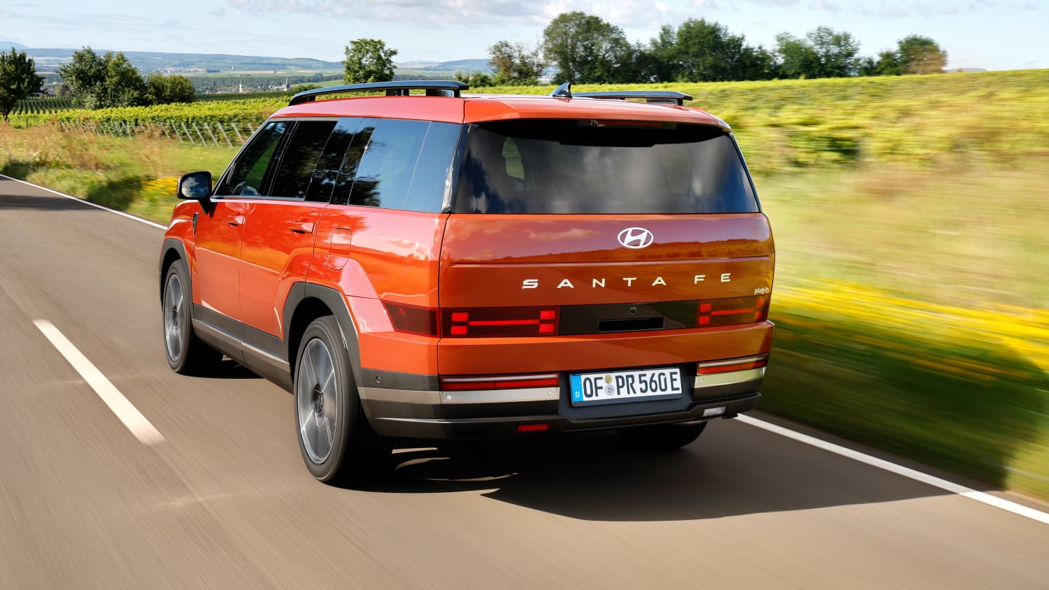 Heckansicht eines fahrenden Hyundai Santa Fe
