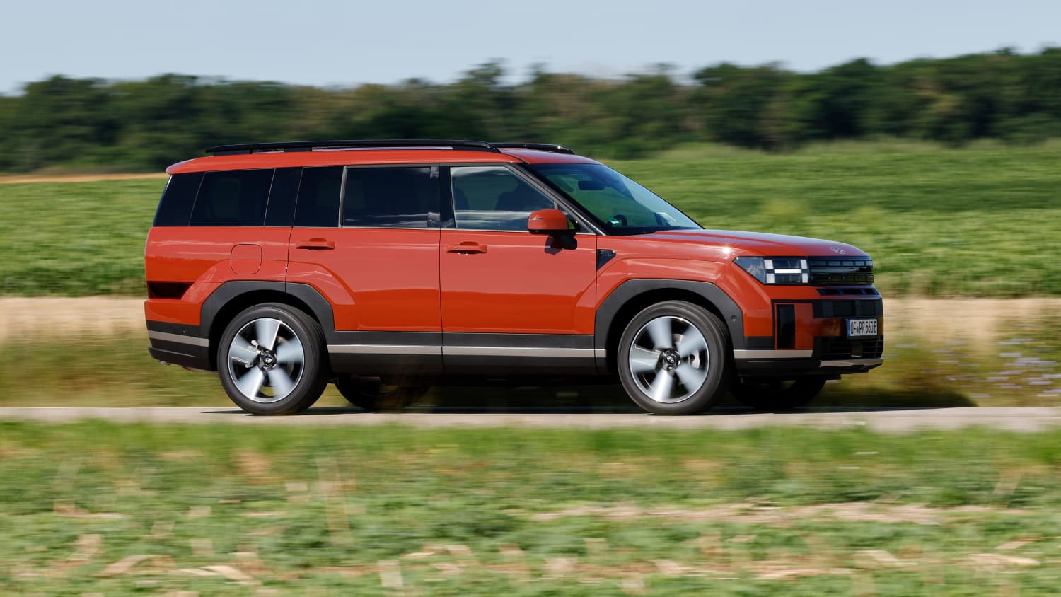Seitenansicht eines fahrenden Hyundai Santa Fe