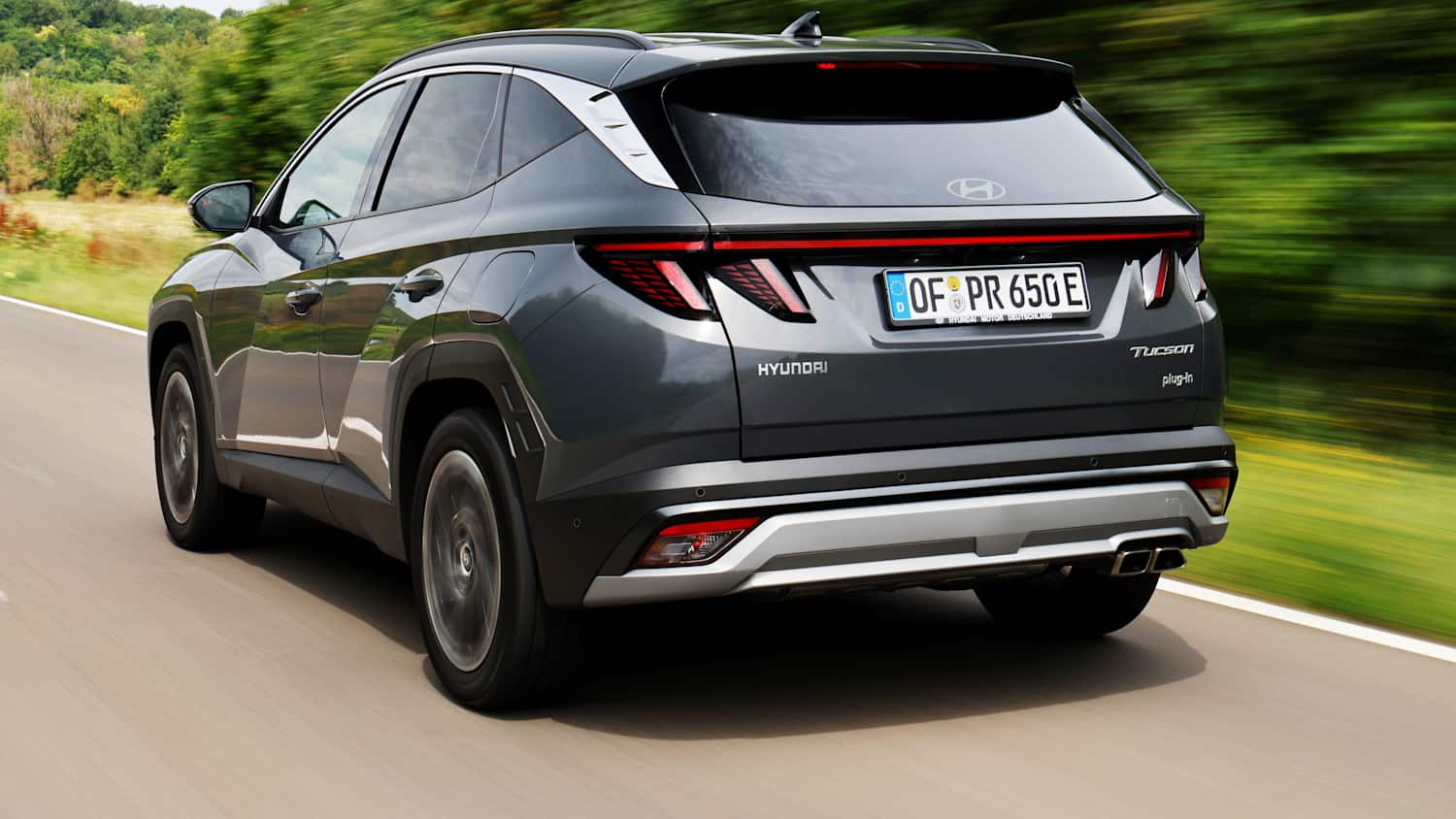 Aufnahme des fahrenden Hyundai Tucson von hinten
