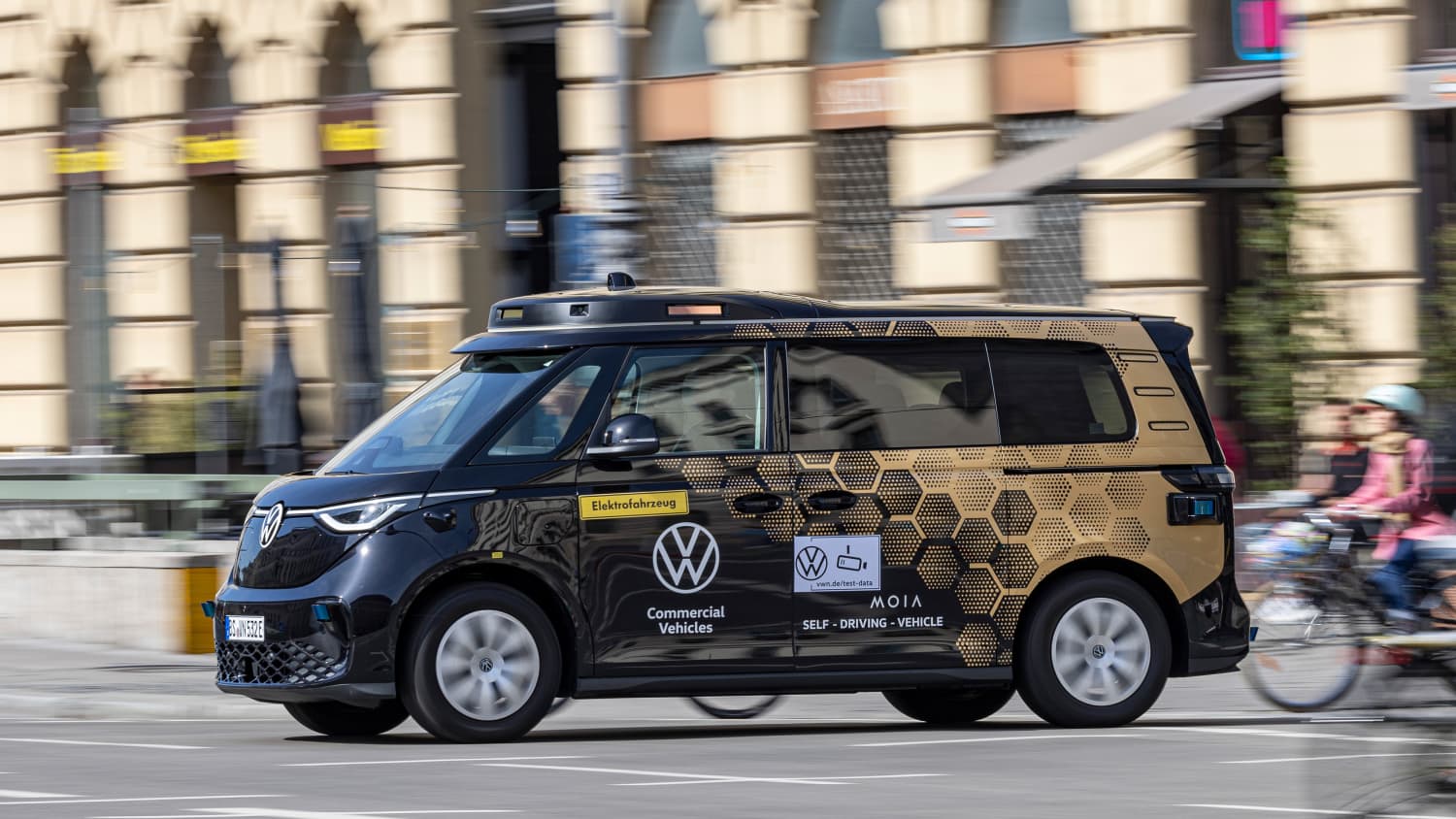 Seitenansicht eines autonom fahrenden VW ID Buzz