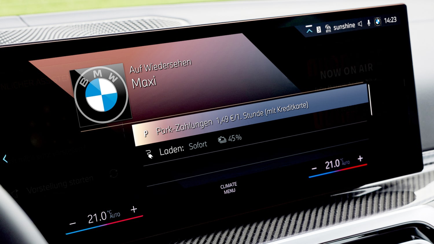 Eine Detailaufnahme des Displays eines BMW zum Thema Incar PAyment