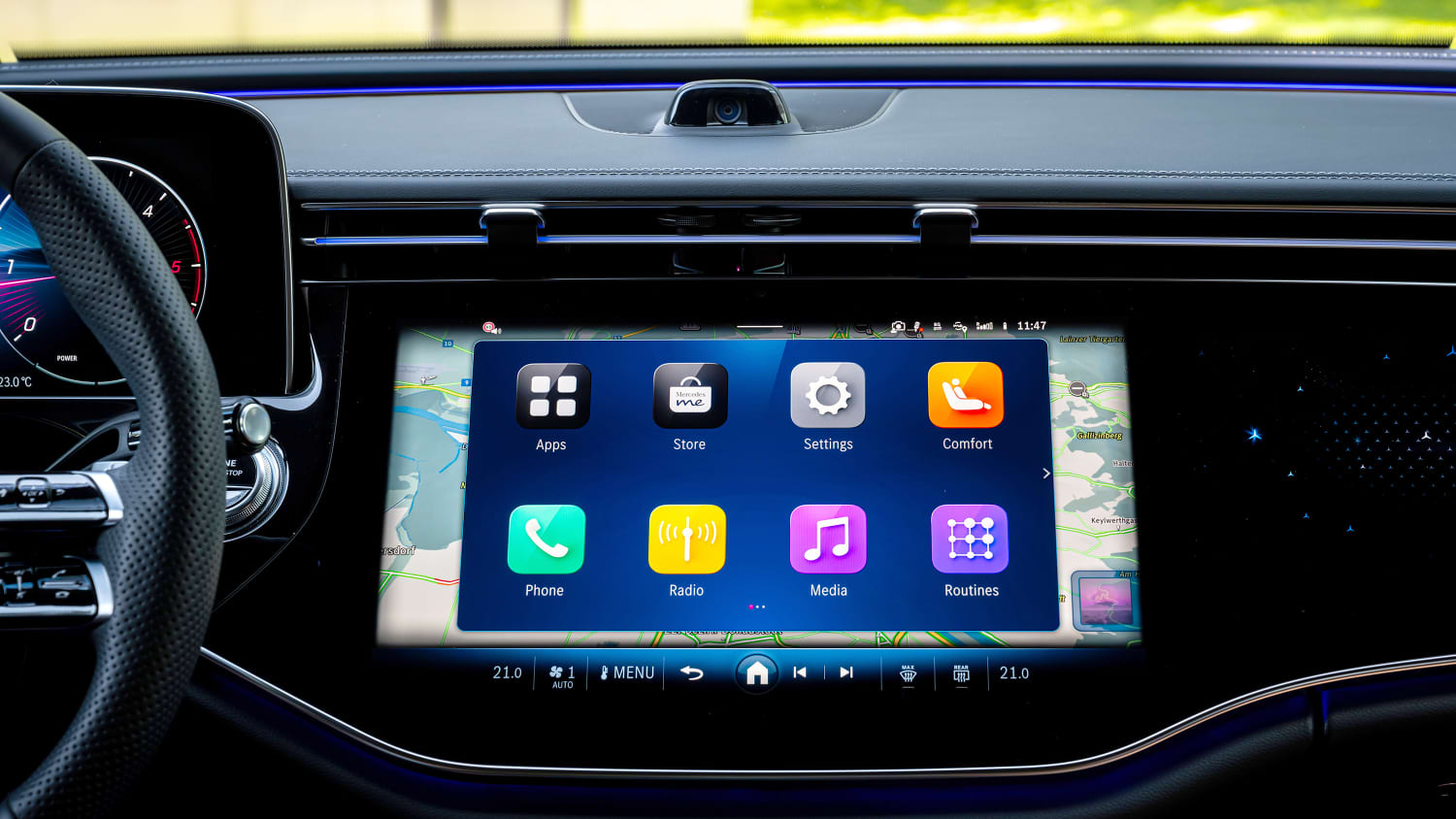 Eine Detailaufnahme des Displays einer Mercedes Benz E-Klasse zum Thema Incar PAyment