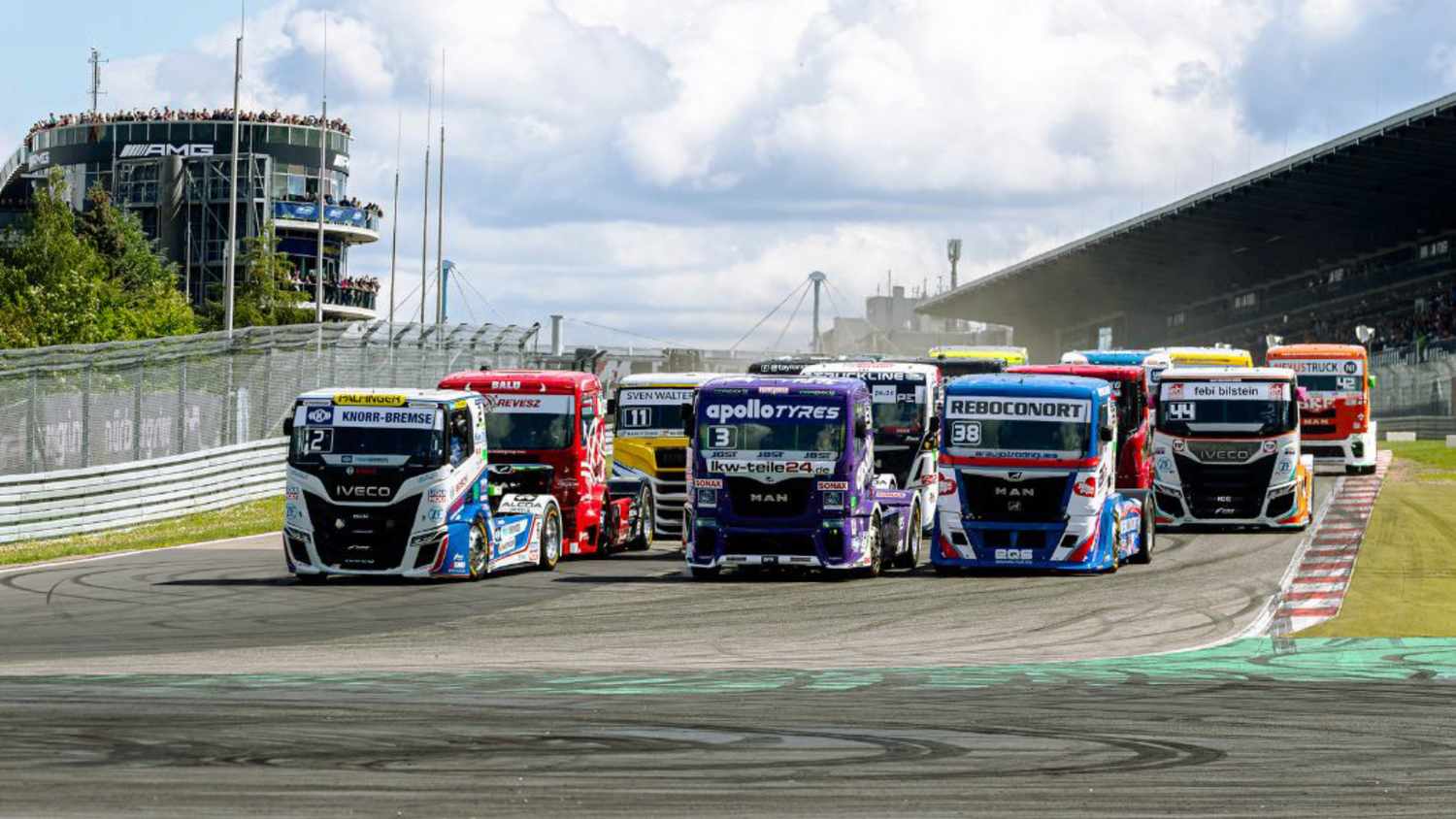 LKWs treten beim internationalen Truck Grand Prix des ADAC gegeneinander an