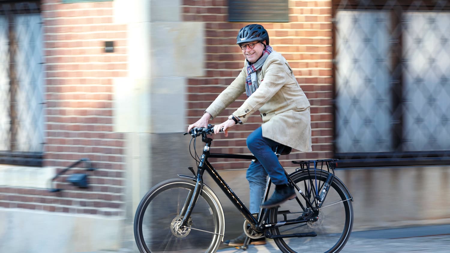 Münsters Oberbürgermeister Markus Lewe auf dem Fahrrad