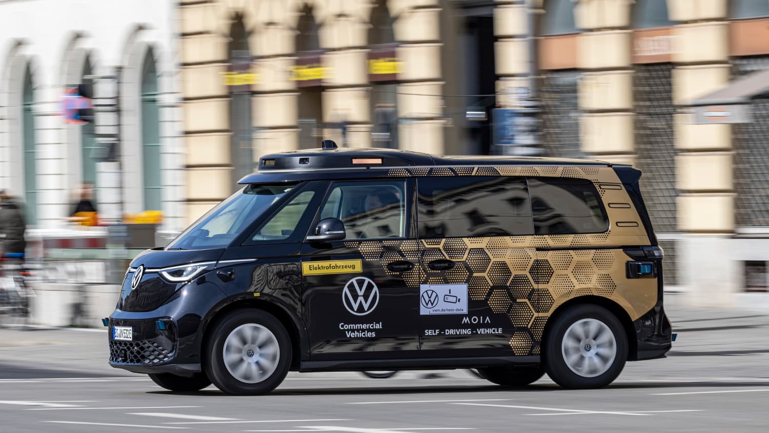 Seitenansicht eines autonom fahrenden VW ID Buzz
