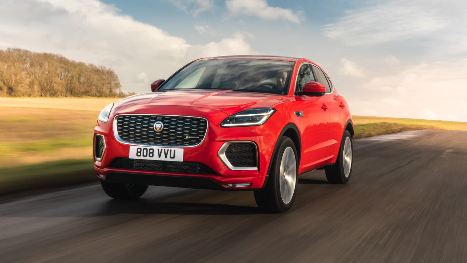 Jaguar E-Pace, fahrend auf einer Strasse von Vorne