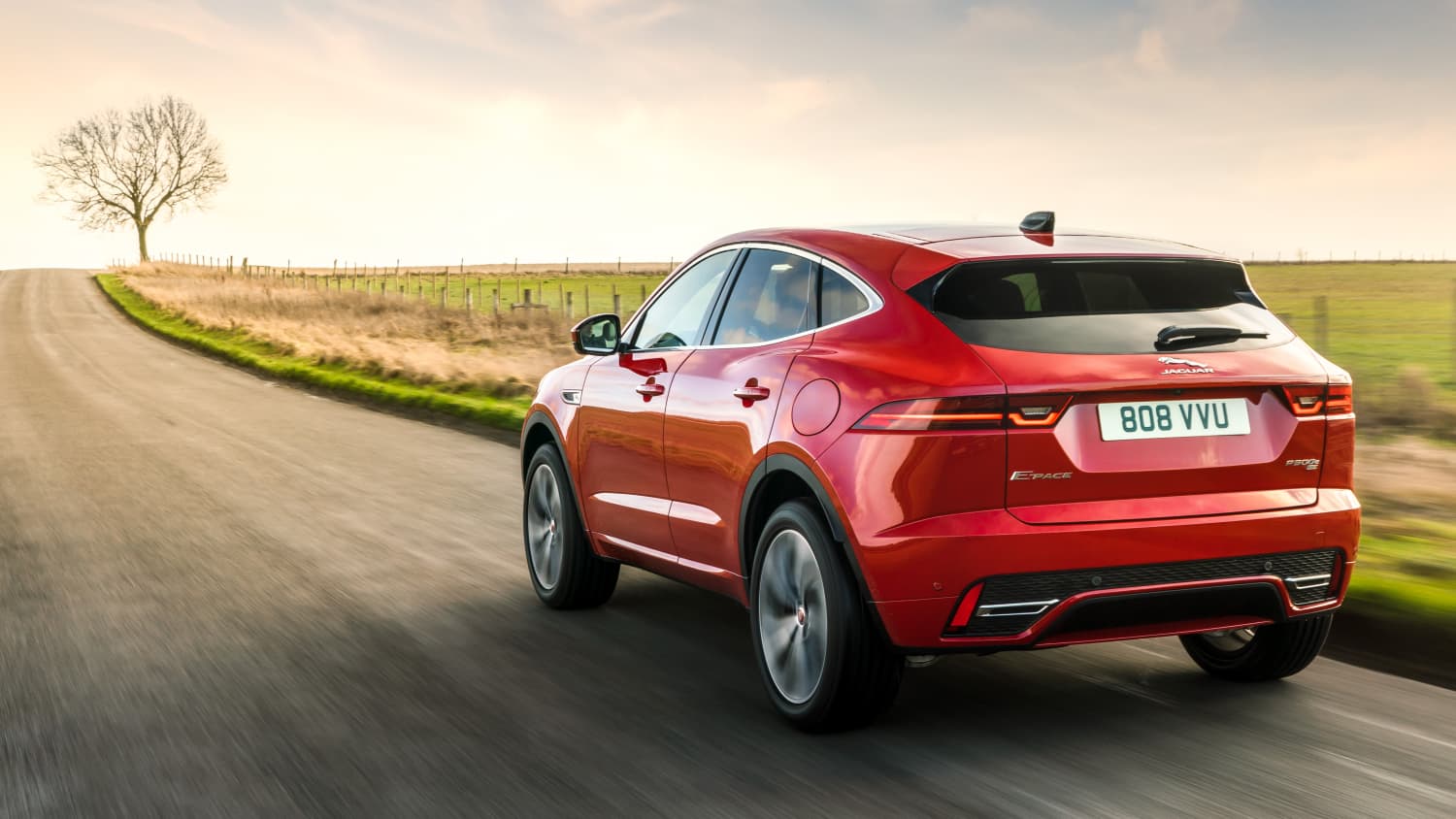 Jaguar E-Pace fahrend auf einer Strasse, von hinten aufgenommen