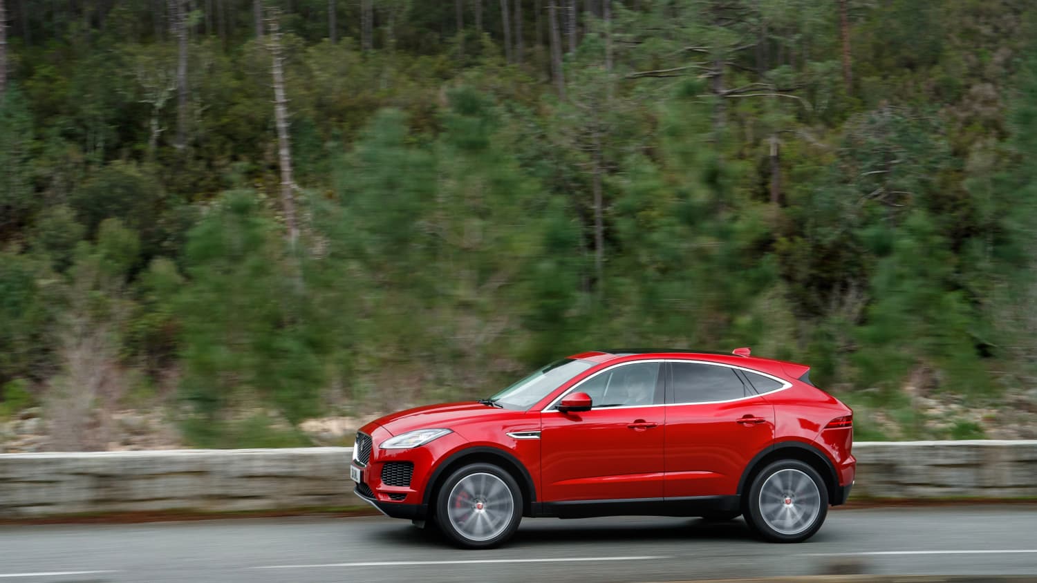 Roter Jaguar E-Pace faehrt auf Strasse
