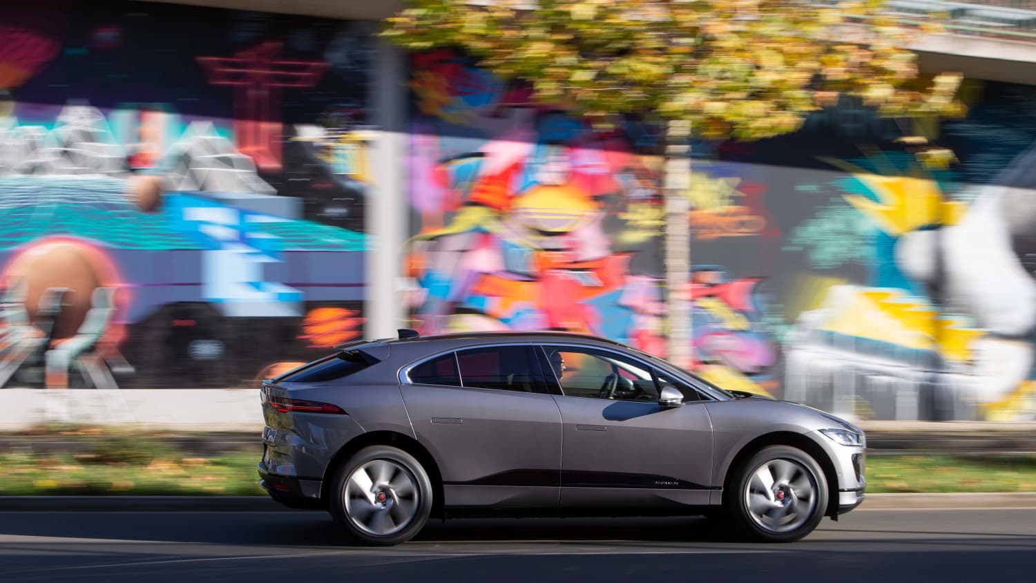 Jaguar I-Pace fahrend auf der Straße