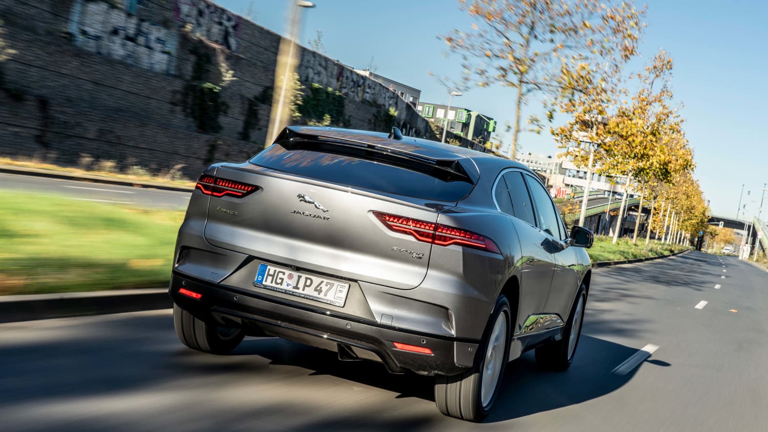 Jaguar I-Pace fahrend auf der Straße