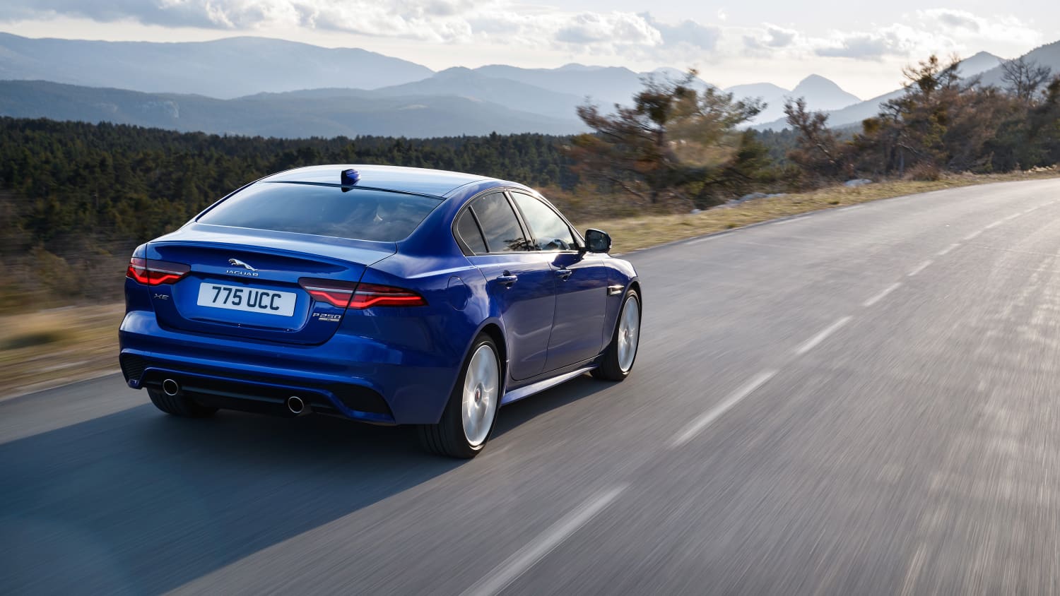 der Jaguar XE zeigt sich von hinten auf einer Landstrasse