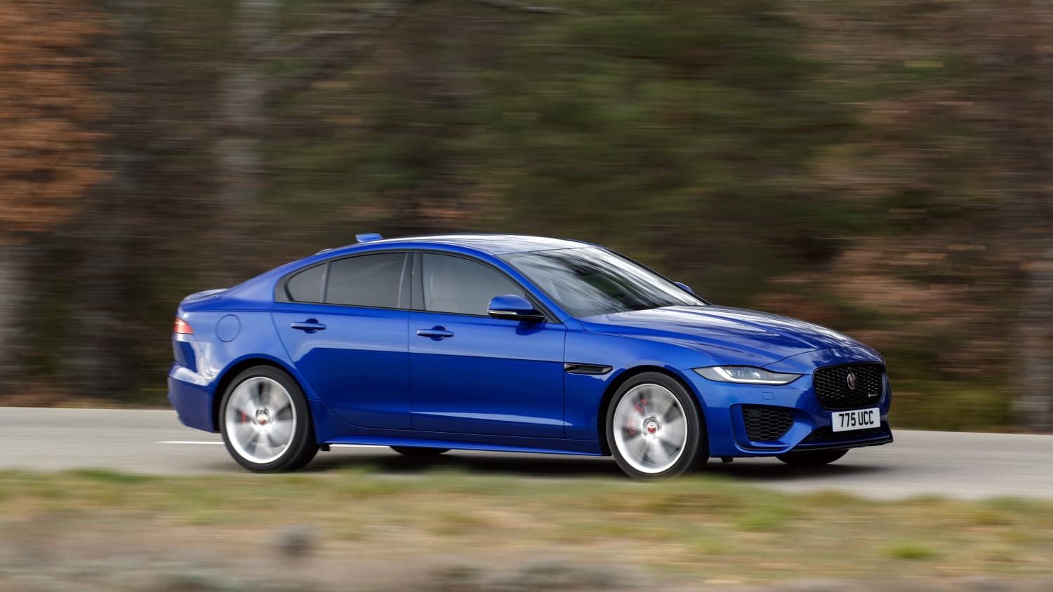ein blauer Jaguar XE fährt auf einer Landstrasse