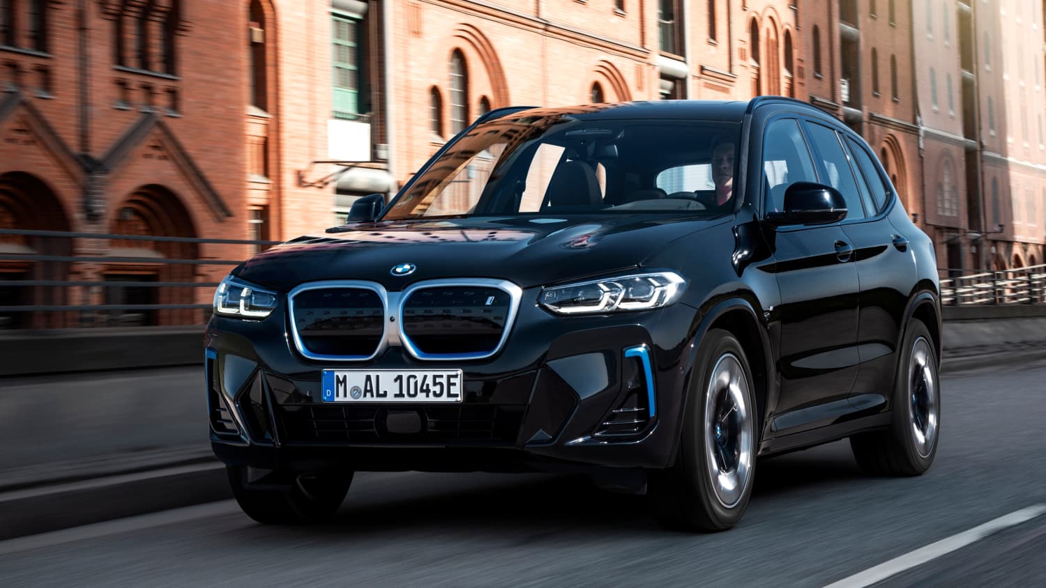 Frontansicht eines fahrenden schwarzen BMW ix3