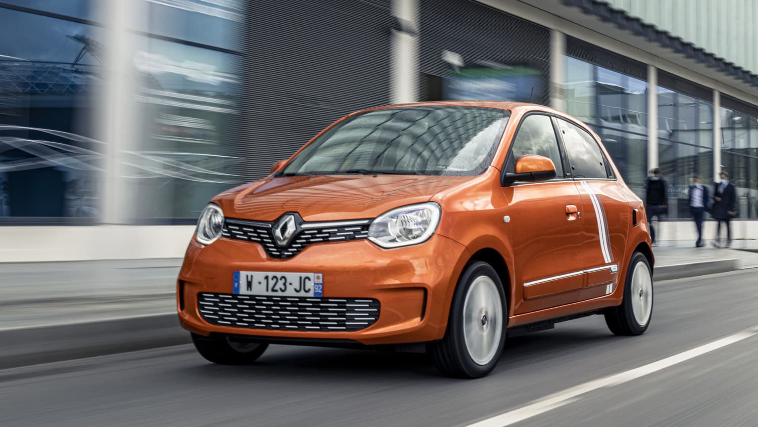 Frontansicht eines fahrenden orangen Renault Twingo Electric