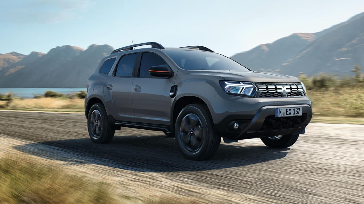 Front und Seitenansicht eines fahrenden Dacia Duster