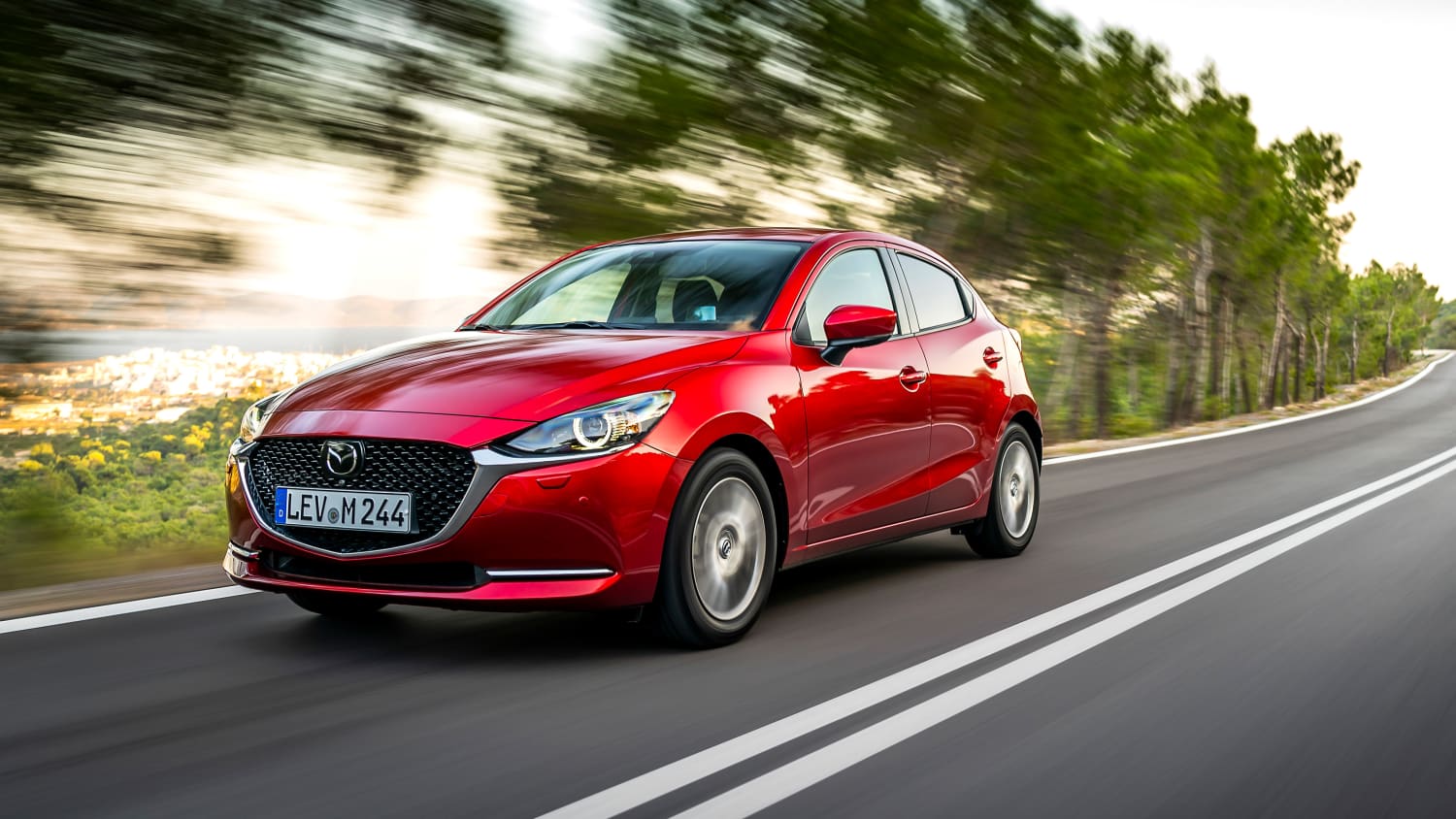 Front und Seitenansicht eines fahrenden Mazda 2